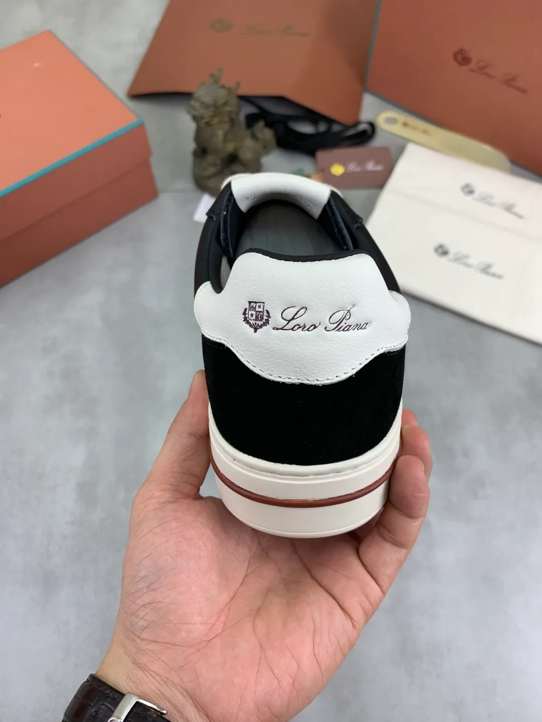 Men's men's shoes 💰P560 New style 💰High quality The latest casual shoes Loro Piana 💯Top grade💯Buy the original copy💯 Founded the existing Loro Piana company on April 24, 1924. It is now the sixth generation of family business, providing top quality products to customers who are discerning in taste and quality. Imported original fly woven fabric with cowhide fabric, plain calfskin lining. Hand-sewn thread with cowhide feet. Original packaging. Number of yards: 38-44 (customized for 45 and 46). 2️⃣ colors available.